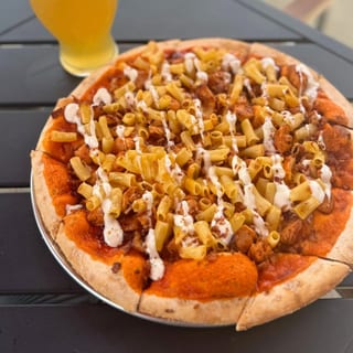 Spicy Mac Chicken Pizza